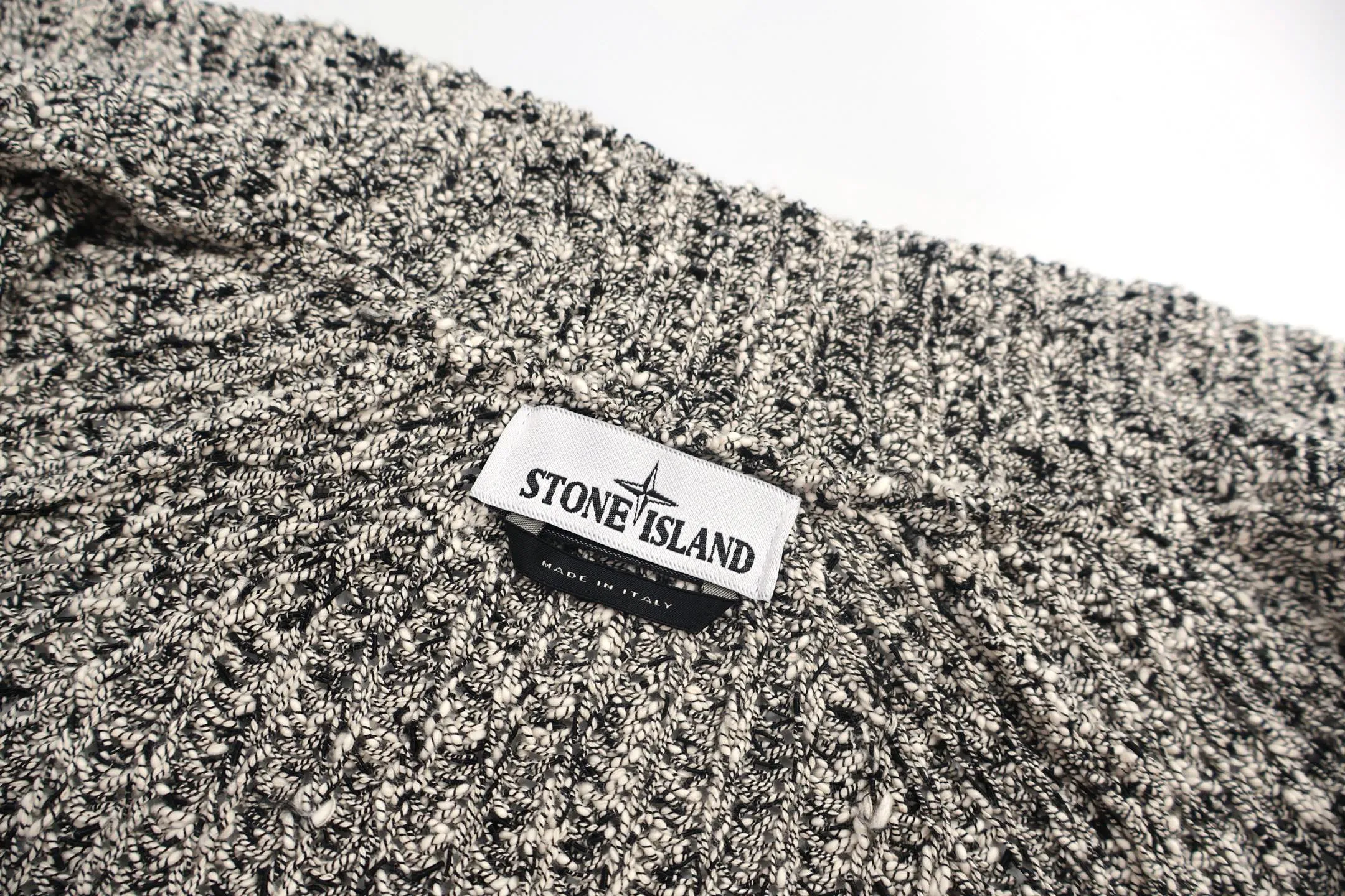 🅿️700 [Exclusive supply] Stone Island coral sweater jacket Customized dyeing of original yarn has become popular in Xiaohongshu very early. Many Internet celebrity shops are doing it. The products they make can only be said to be unsightly. They are all made of ready-made yarn. This original version is made of 7 yarns of different colors and thicknesses that must be arranged to achieve the original effect. The customization cycle is very For a long time, the molded original version has the same ykk No. 5 special craftsmanship zipper, using an old-fashioned 9-needle thick-thread wool loom (due to low efficiency and high waste, factories pursuing efficiency have abandoned it, and only some big brands still use it). The strongest armband on the entire network, all detailed identification points restore the original inspection level! All Stone Island armbands must have three yellow lines, anything without them is fake! The models before 2021 had four yellow lines, and after 21fw, they all had three. We restored them perfectly. Size:S-M-L-XL